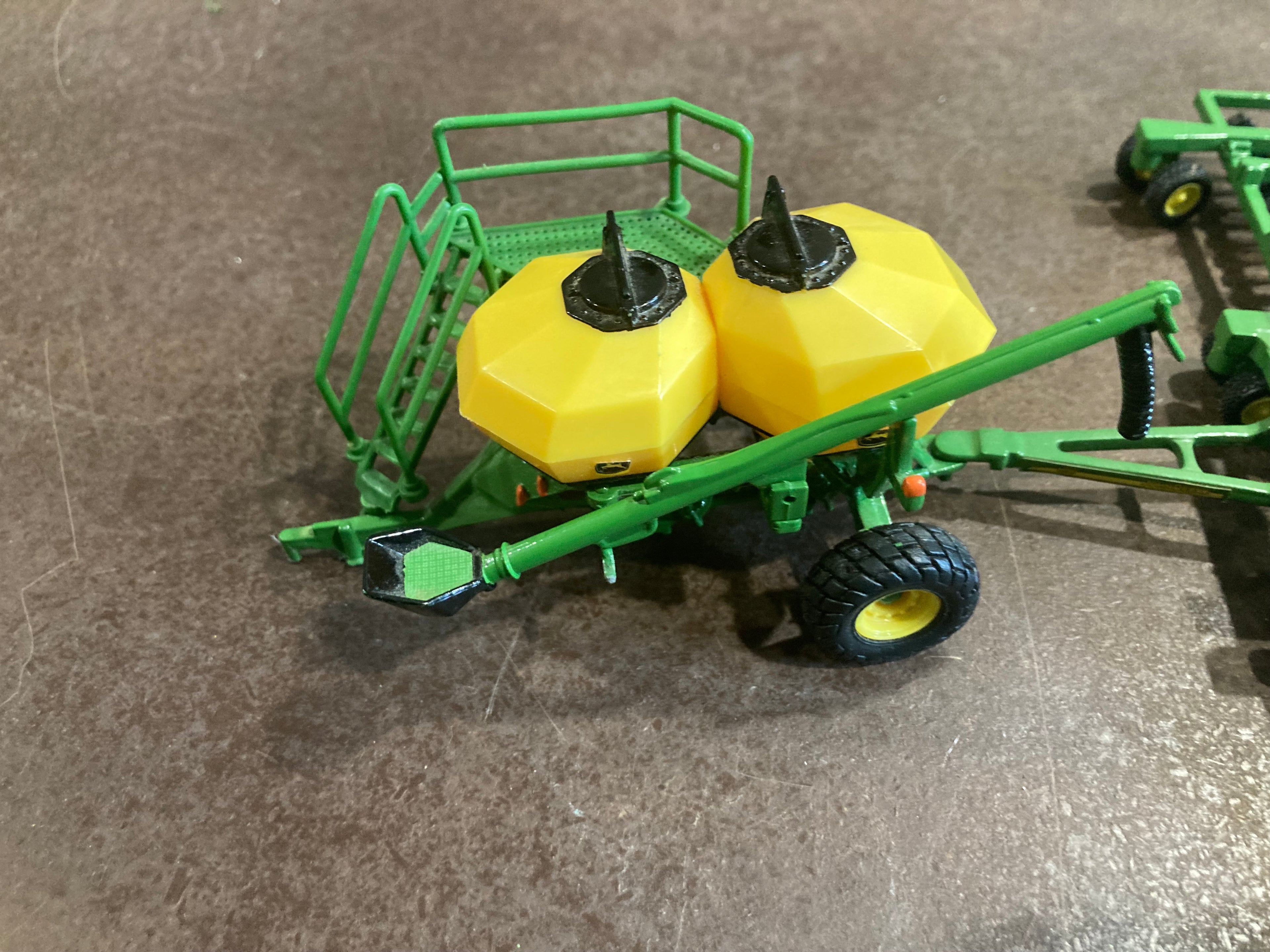 1:64 John Deere 9320 Air Seeder Set