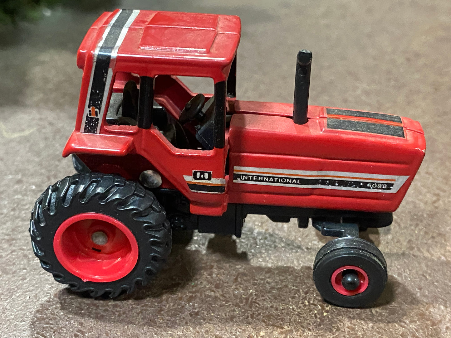 1/64 International 5088 (red rims)