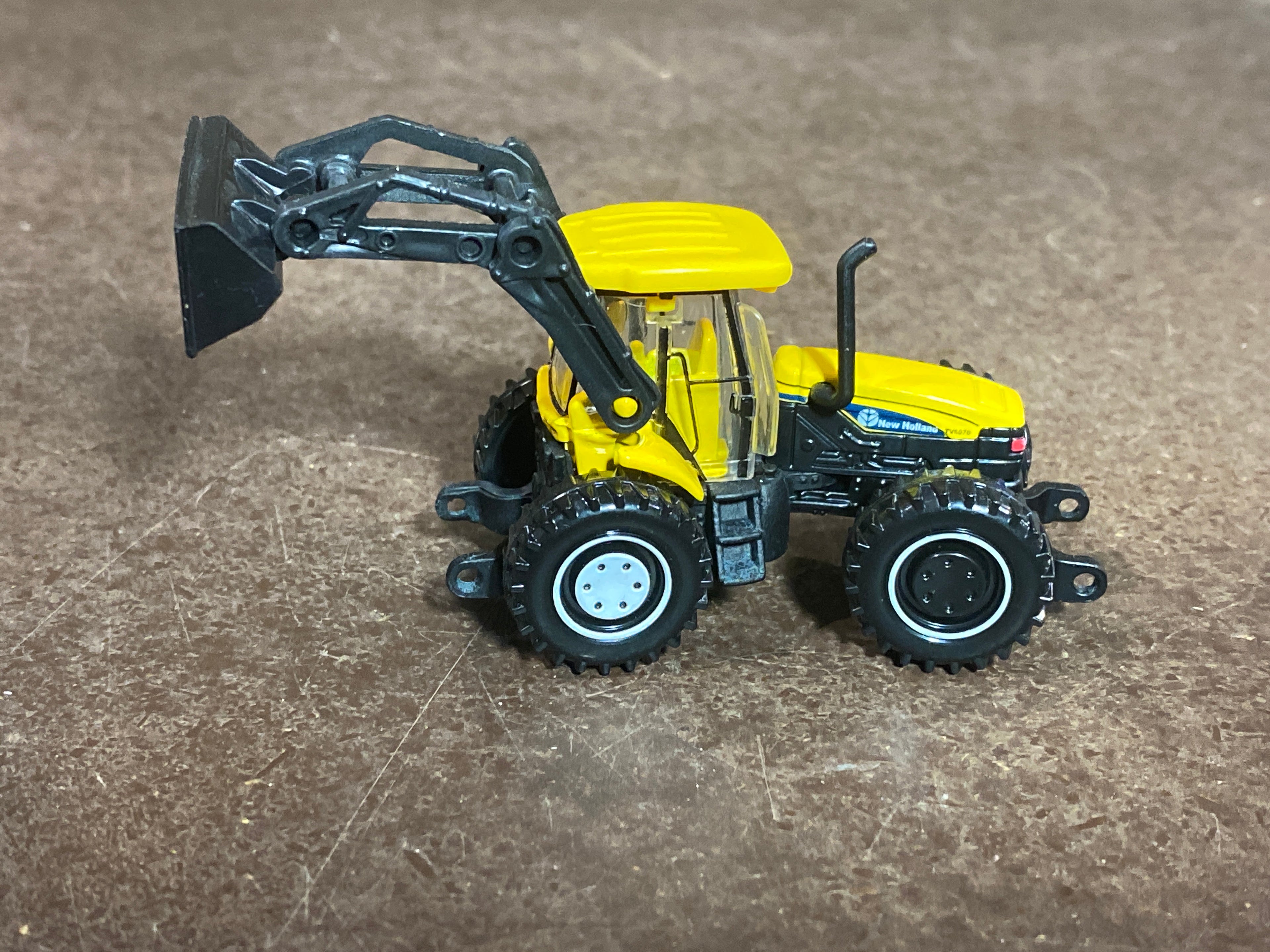 Matchbox New Holland TV6070 Bi-Directional Tractor with Loader