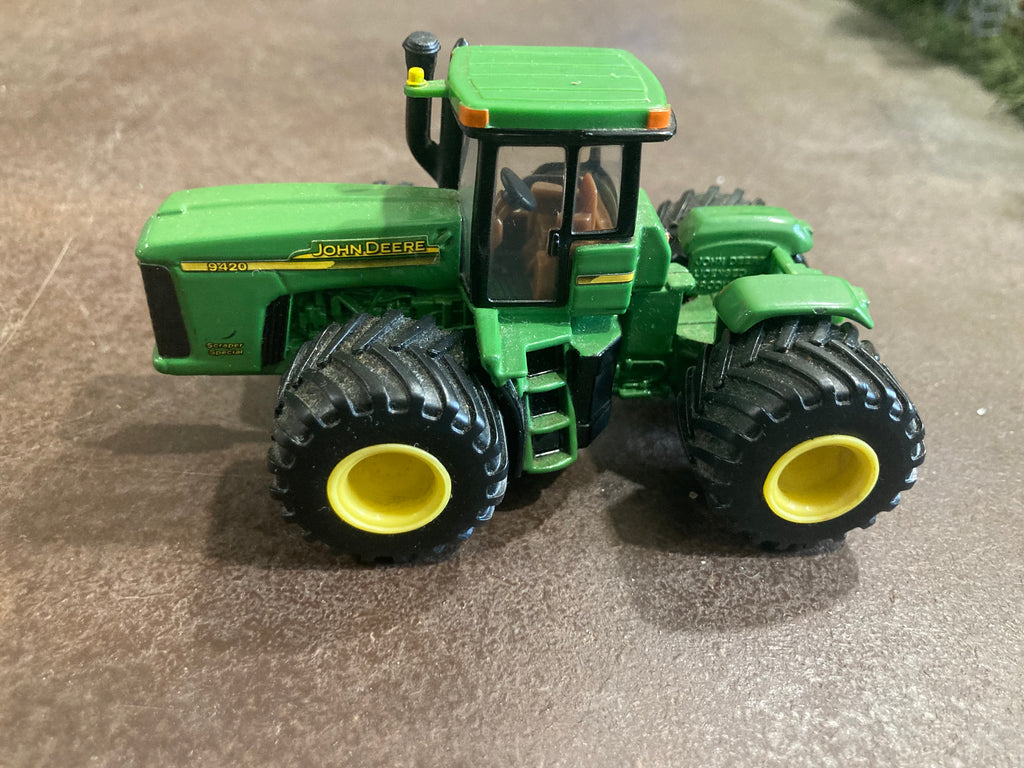 1:64 John Deere 9420 Scraper Special