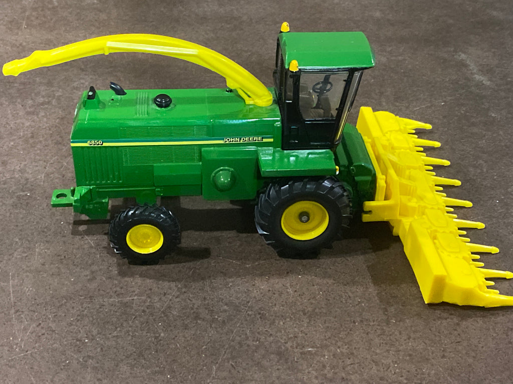 1/32 John Deere 6850 Forage Harvester