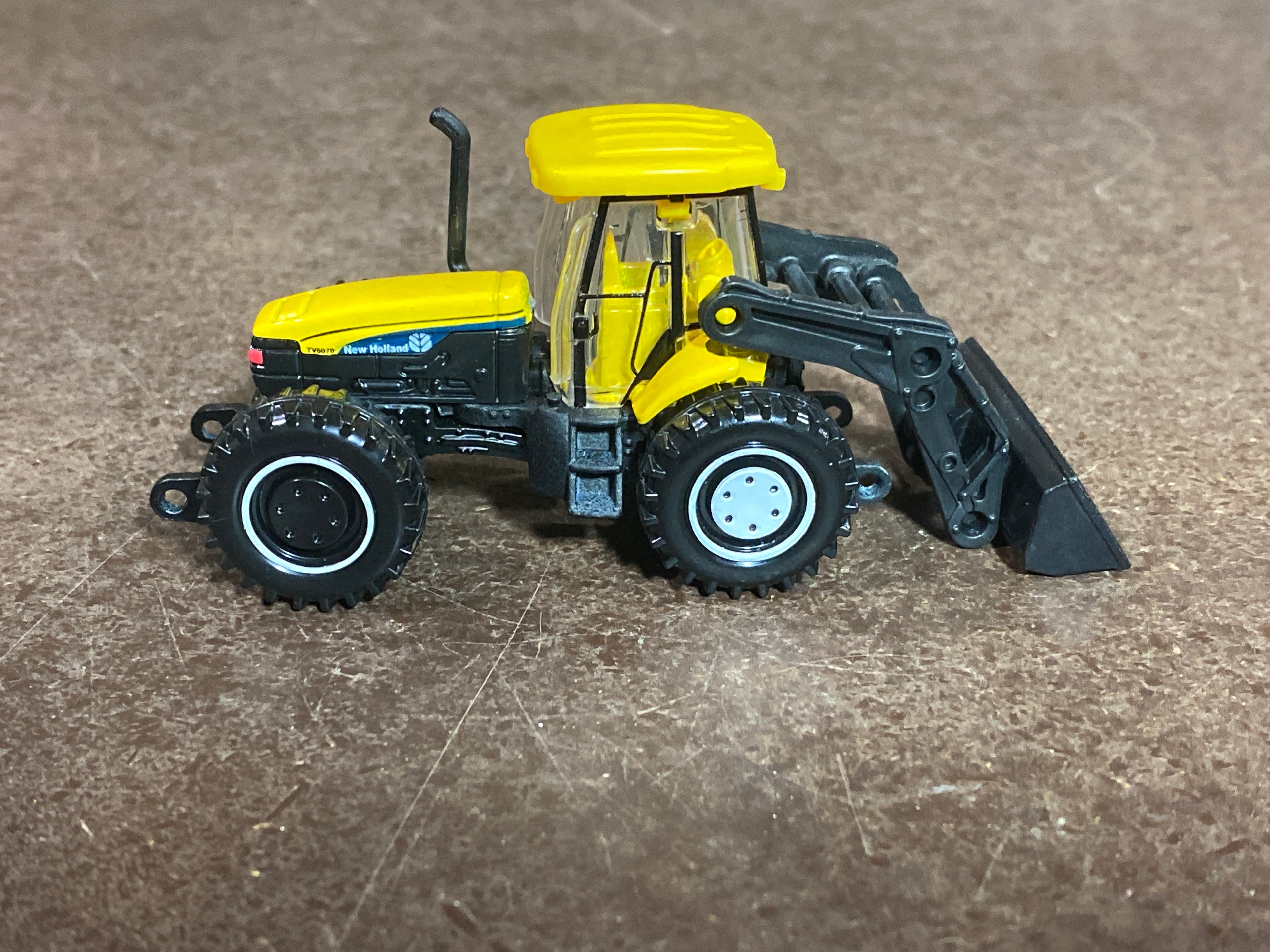 Matchbox New Holland TV6070 Bi-Directional Tractor with Loader