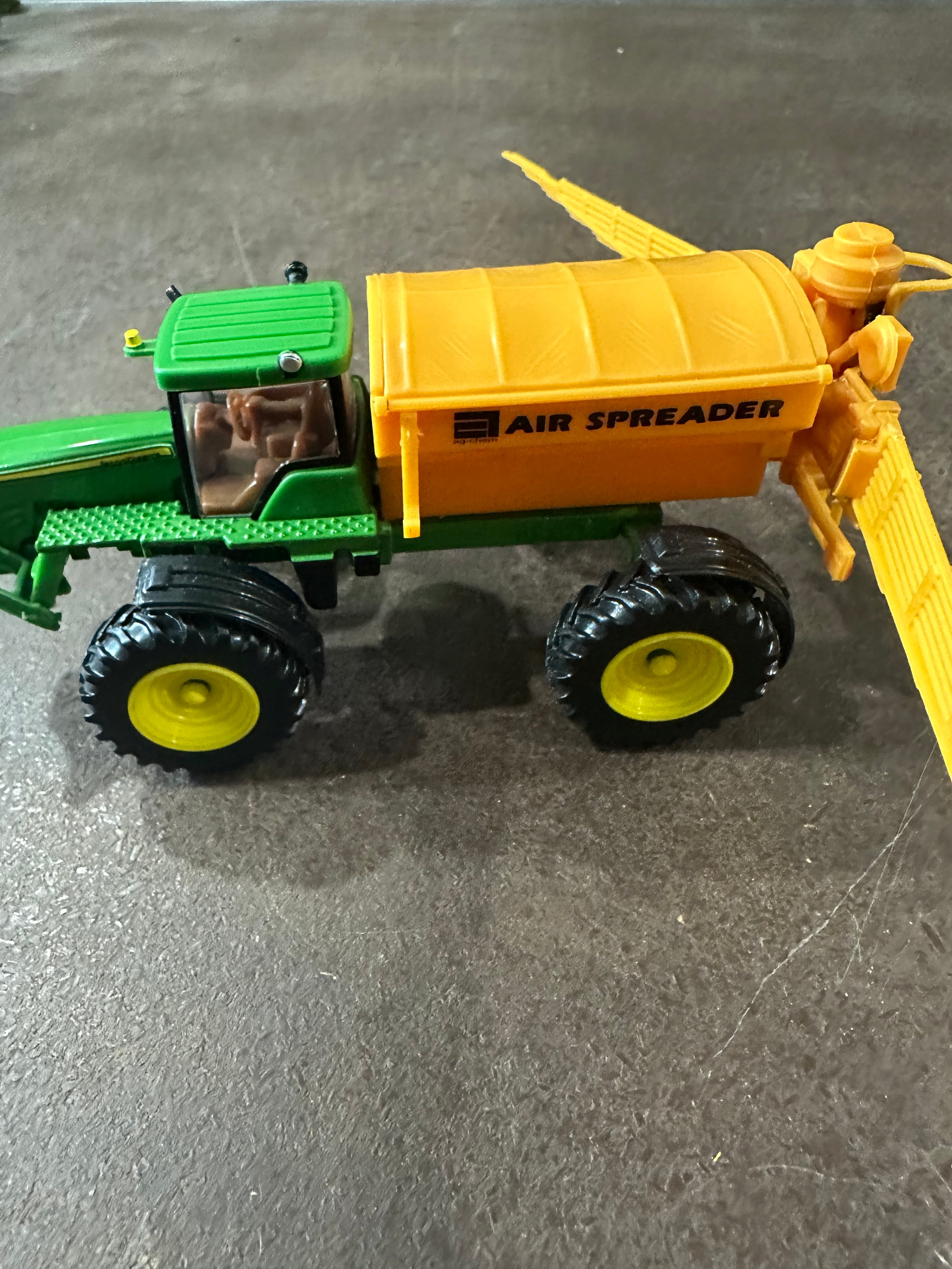 1:64 John Deere with Air Spreader System