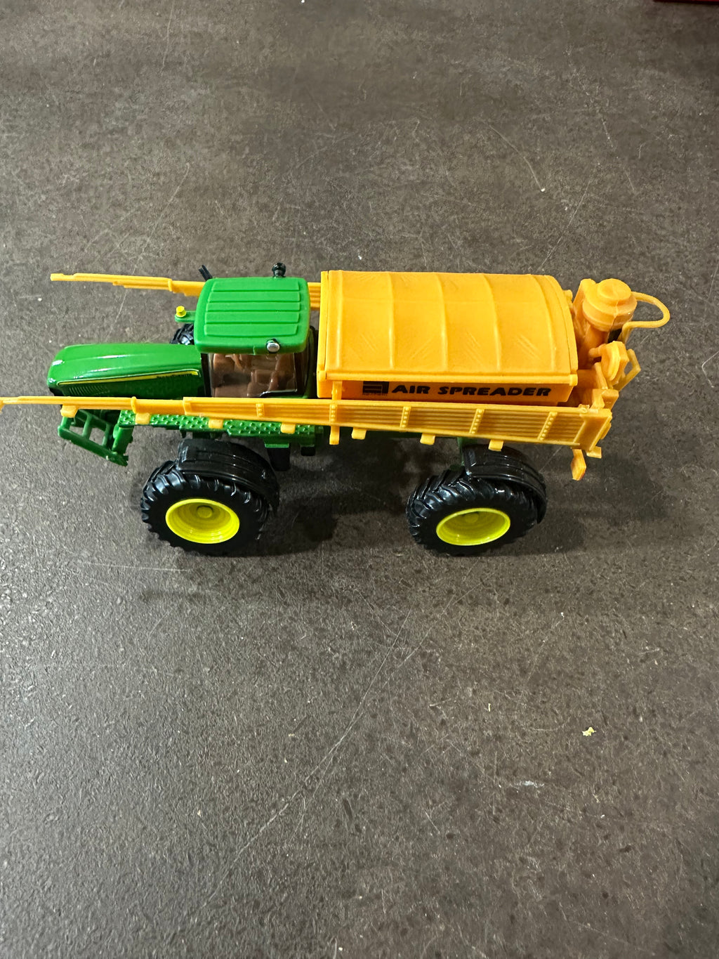 1:64 John Deere with Air Spreader System