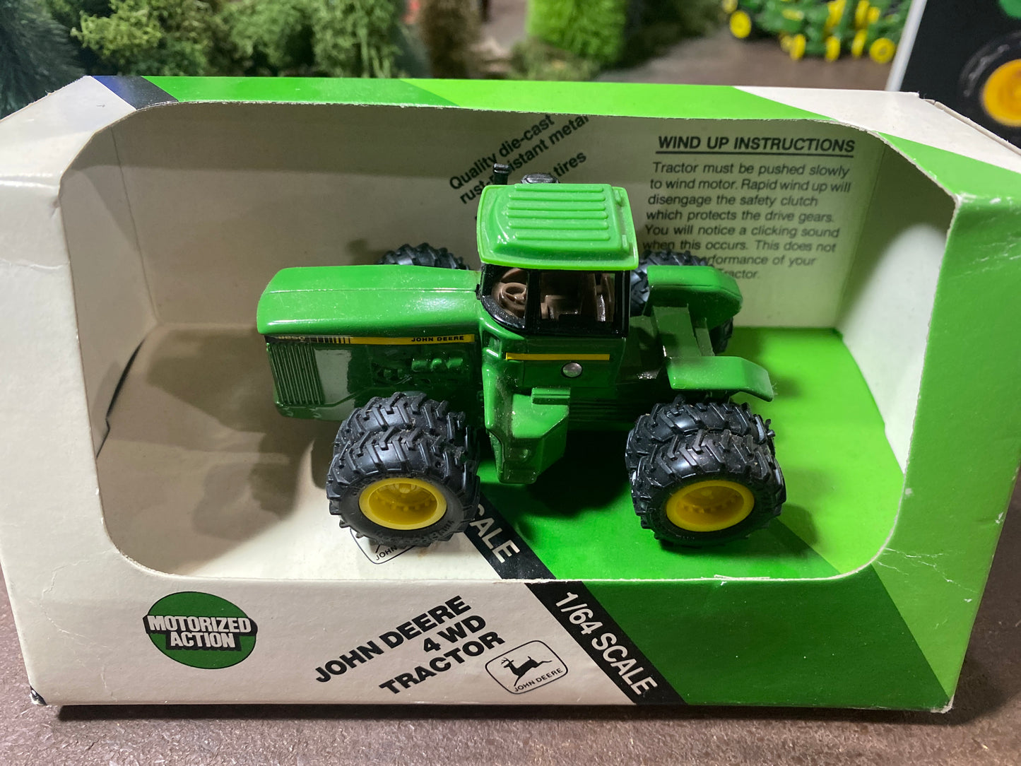 1/64 John Deere 8850 wind up Tractor