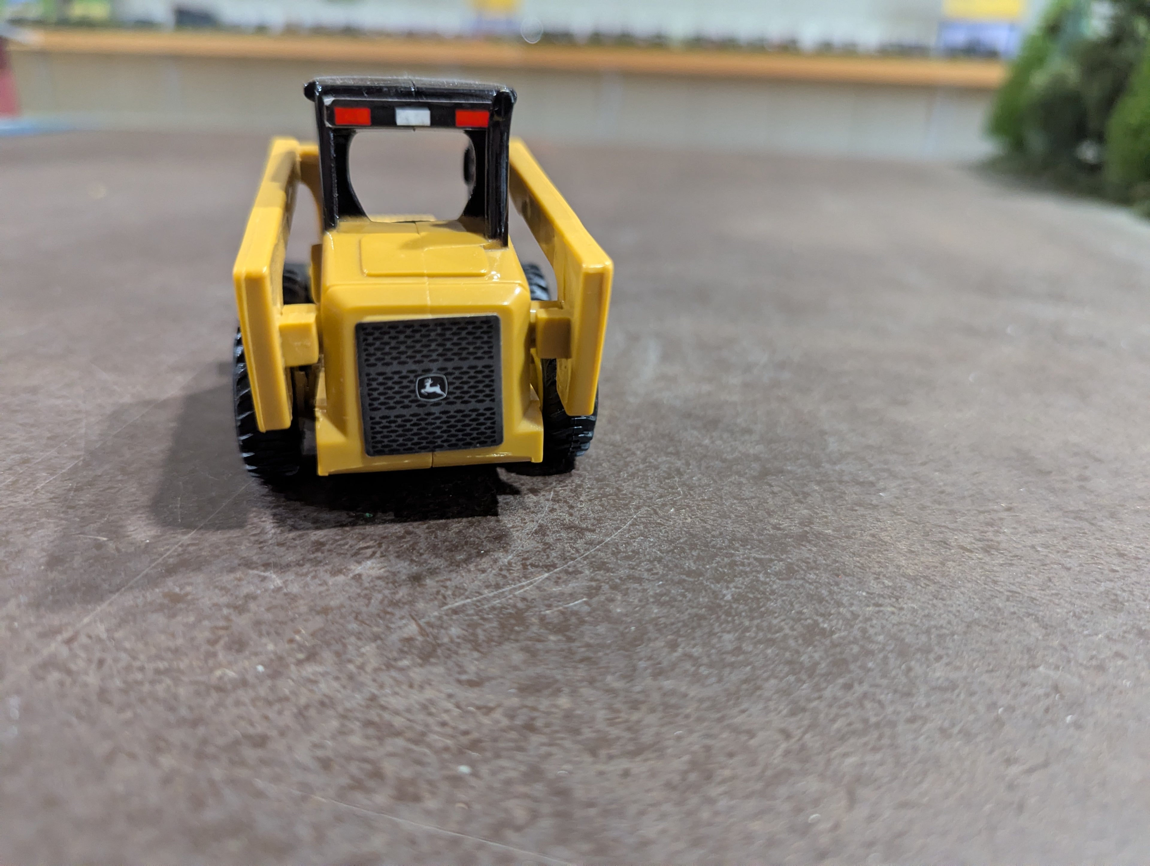 1:32 John Deere Skid Steer Toy